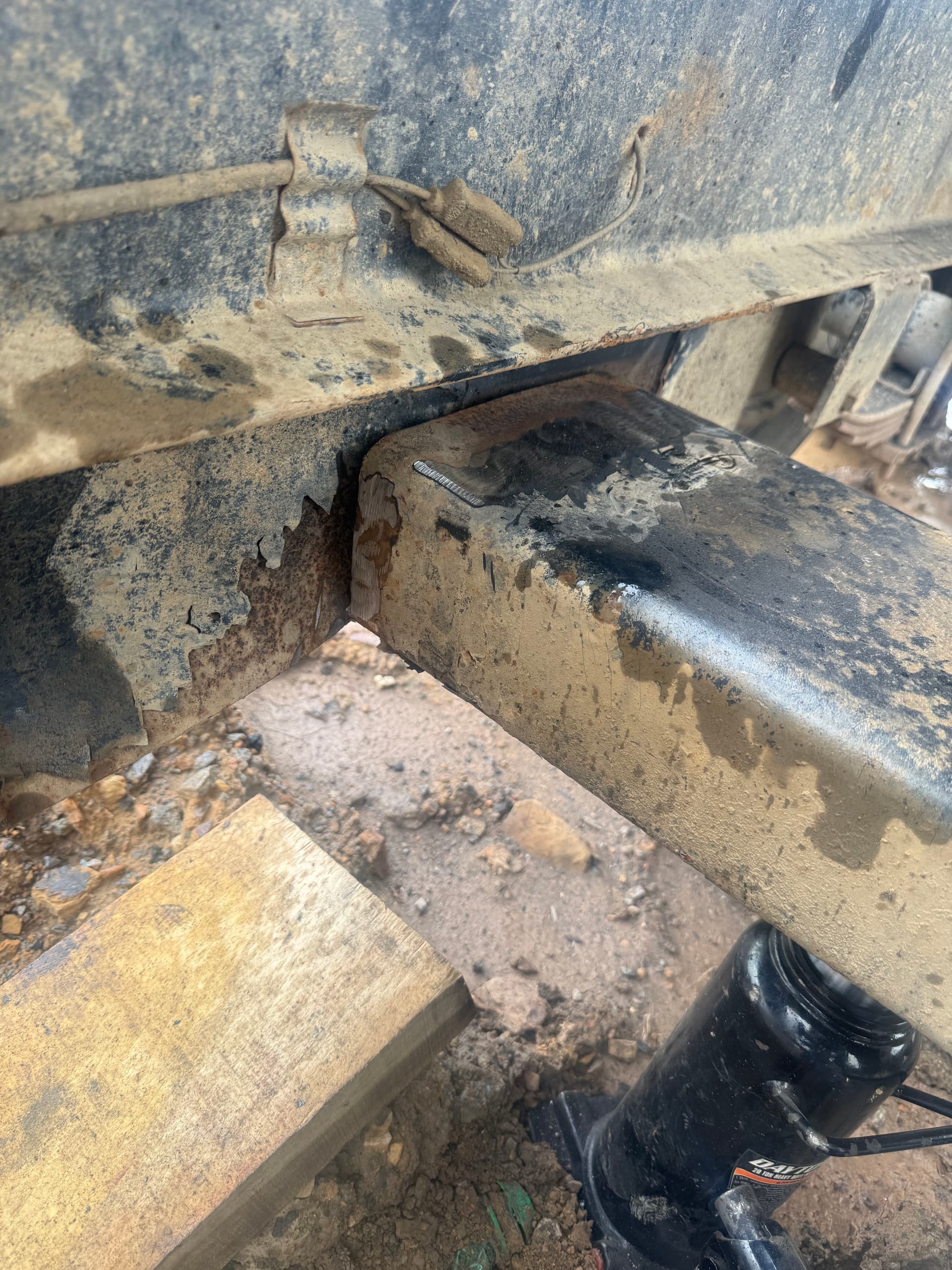 Gallery photos for On-Site Hydraulic Trailer Support Welded Back Stronger Than Before: Image #1